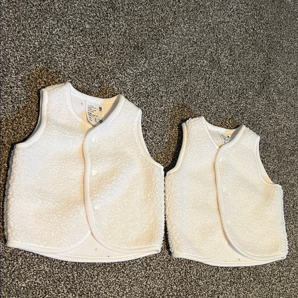 BNWOT super soft & warm Uniqlo 3-6M Twins White Fuzzy Vest Set!